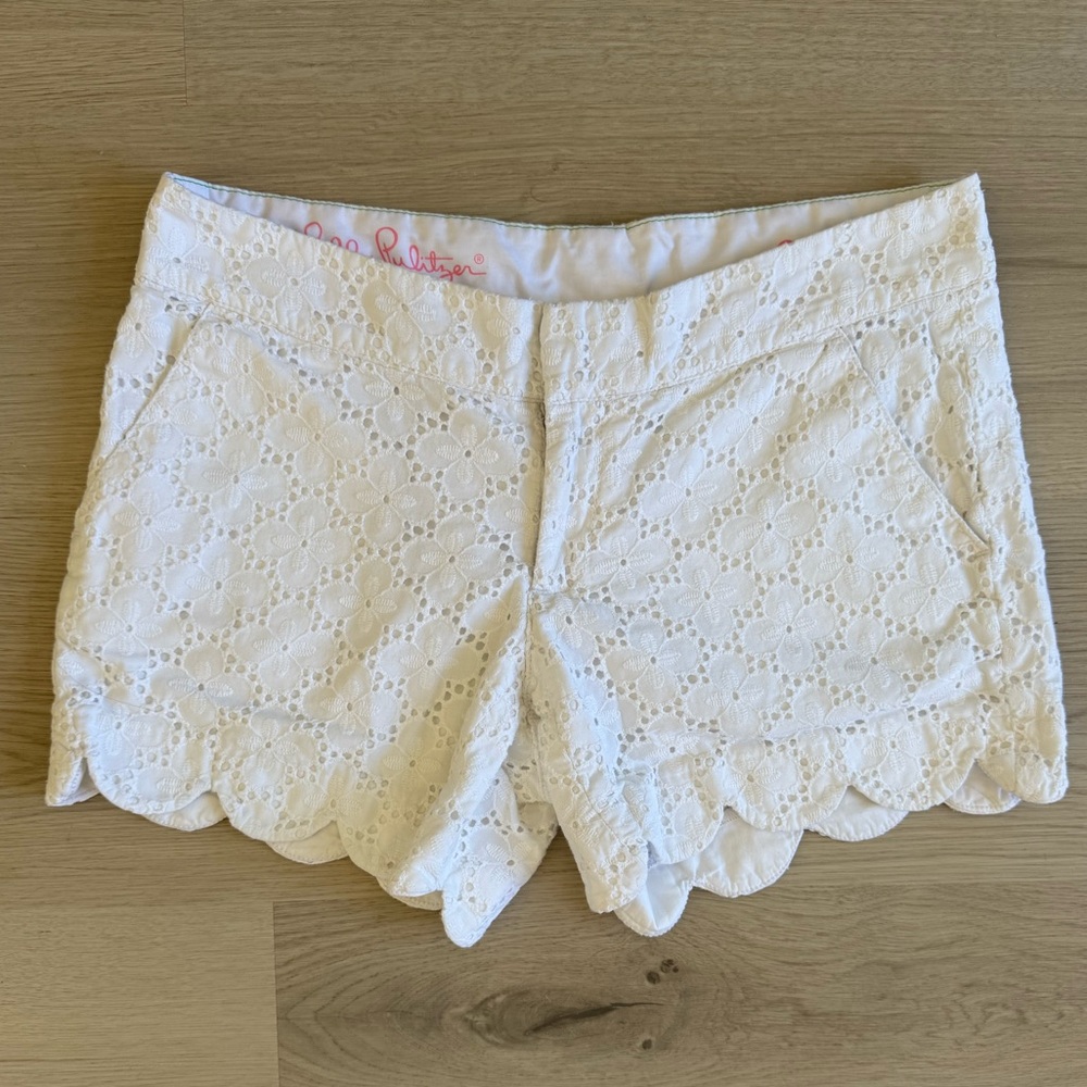 Lilly Pulitzer White Eyelet Buttercup Shorts Size 0 Side pockets Scalloped Hem